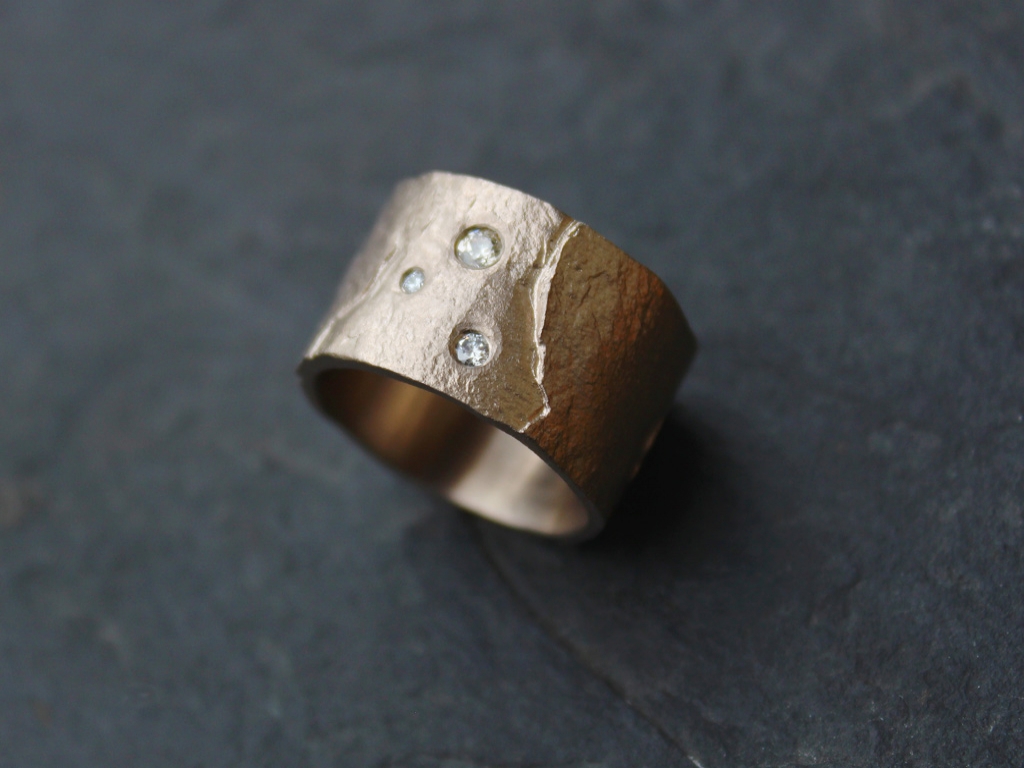 Ring aus Zimtgold mit Schieferoberfl&auml;che &amp; Brillanten, innen strichmatt