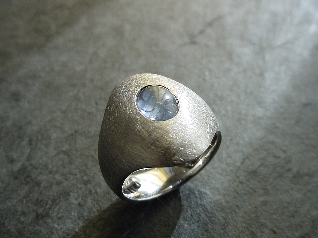 Ring aus Weissgold eisgekratzt mit hellem Safir, innen poliert