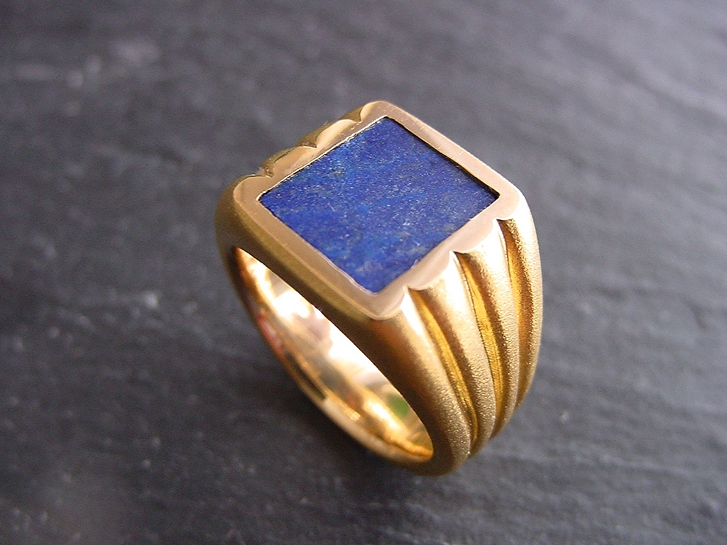 Siegelring Gelbgold matt geschlagen mit quadratisch geschliffener Lapis Lazuli&nbsp;