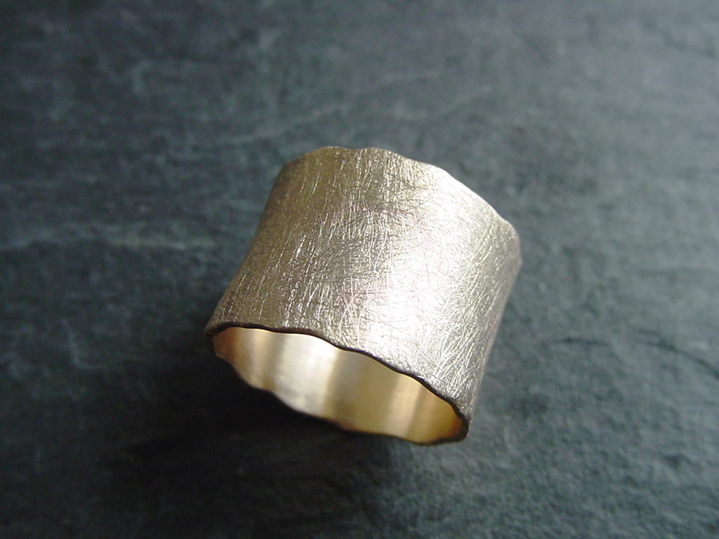 Ring aus Altgold mattiert<br />
Sie m&uuml;ssen ihren alten Schmuck nicht als Altgold verkaufen, lassen sie aus alt etwas neues werden