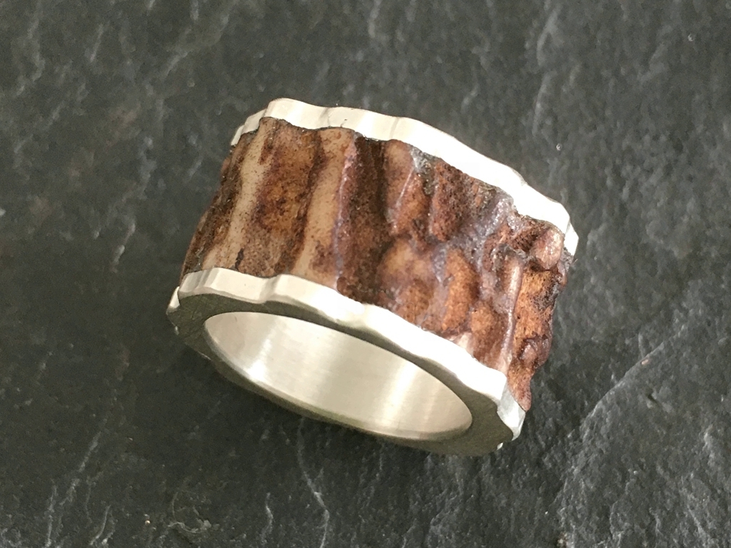 Ring aus Silber strichmatt mit Hirschhorn eingepasst